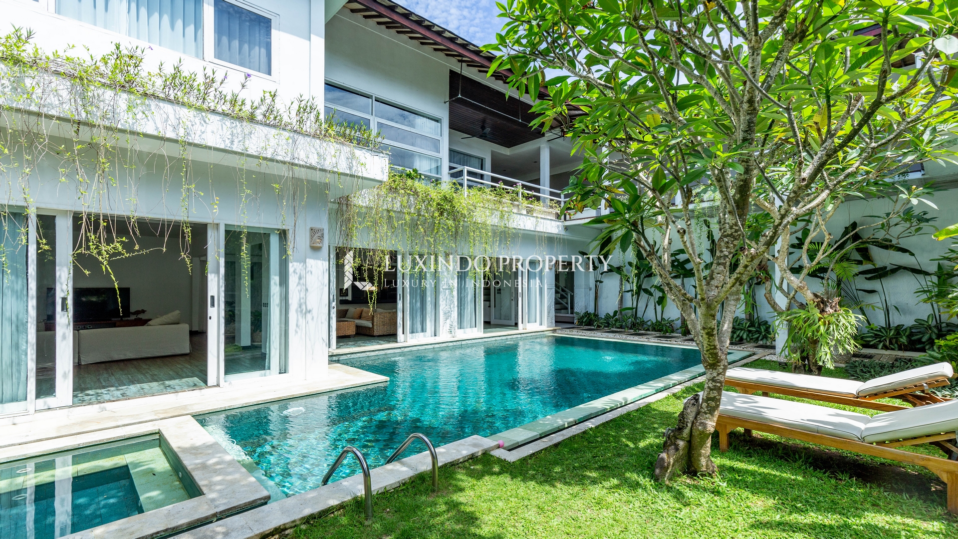 SANUR - 4+1 FREEHOLD VILLA WITH OCEAN VIEW (FHV504)